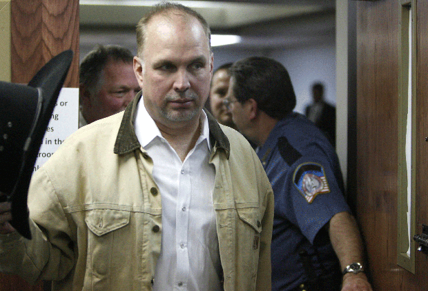 011-garth-in-court.gif 