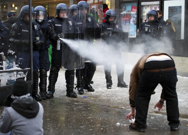 Davos_teargas_137839478.jpg 