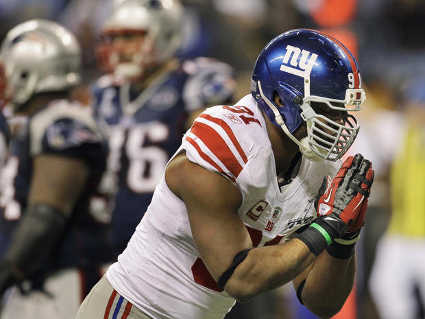Justin Tuck reacts after sacking Tom Brady 