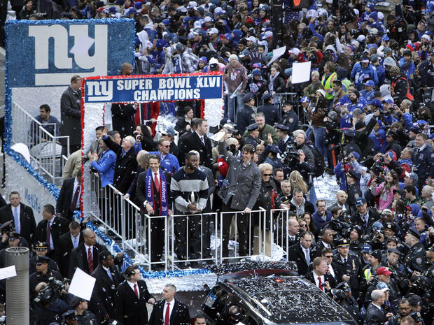  Eli Manning, second from right, holds up the Vince Lombardi Trophy 