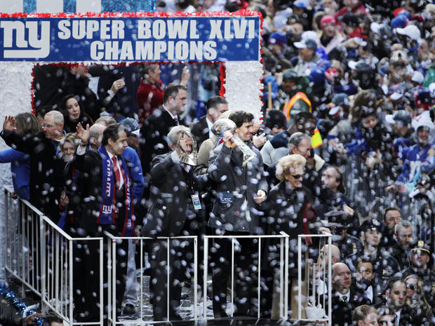 Giants' Eli Manning, second from right, holds up the Vince Lombardi trophy 