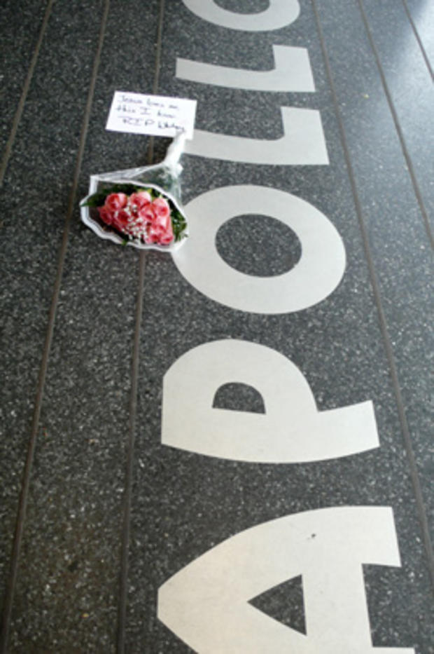 A bouquet of pink roses and a note bearing lyrics outside NYC's Apollo Theatre. 