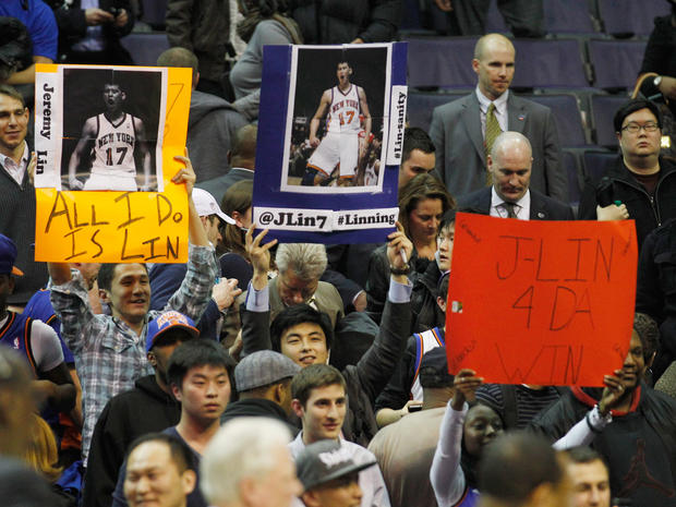 Jeremy Lin hold up signs 