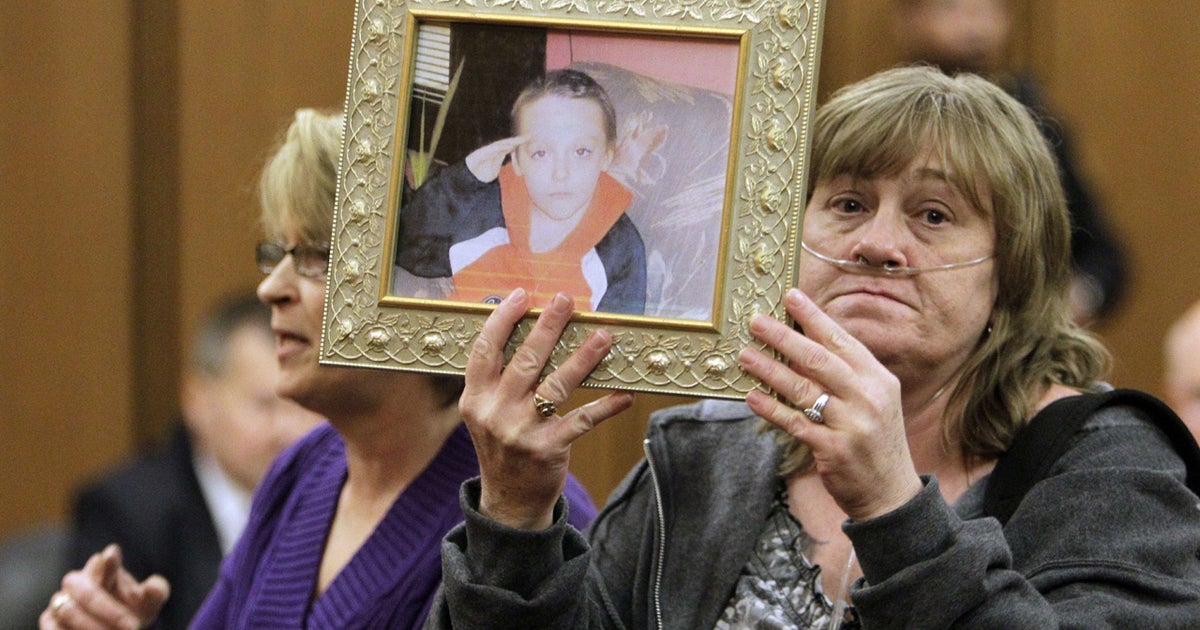 Ohio couple gets 8 years for son's cancer death - CBS News