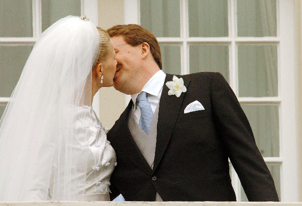 011-wedding-kiss.gif 