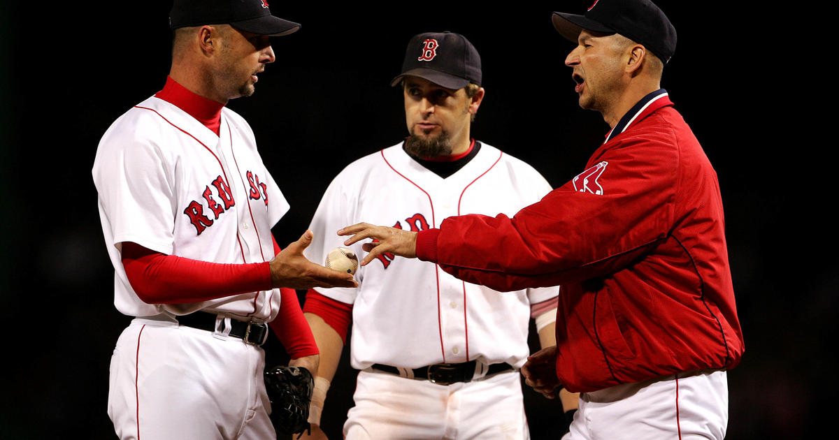 Red Sox players, coaches honored Tim Wakefield with jersey 'tribute' 