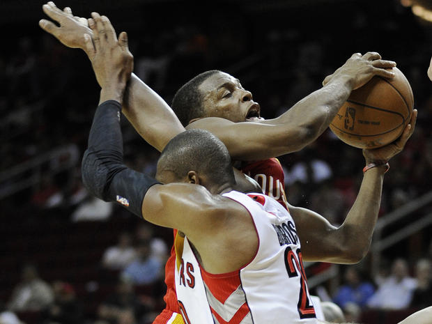 Kyle Lowry collides with Leandro Barbosa 