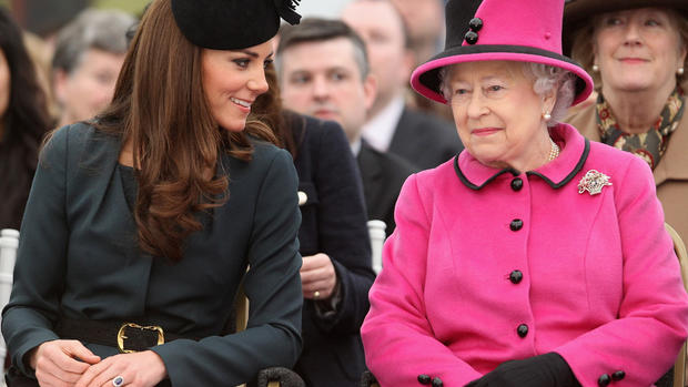Queen begins Diamond Jubilee tour with Kate 