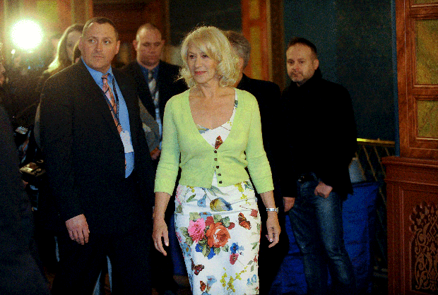 002-mirren-arrives.gif 