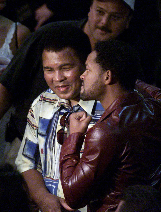 jed-jacobsohn-former-boxing-great-muhammad-ali-poses-with-actor-and-musical-artist-will-smith-before.jpg 