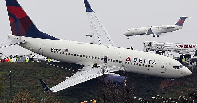 Delta jet rolls off taxiway in Atlanta - CBS News