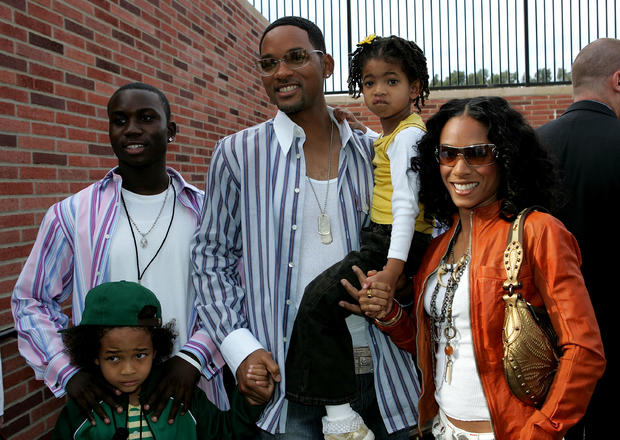frank-micelotta-actor-will-smith-c-and-wife-actress-jada-pinkett-smith-r-with-family-pose.jpg 
