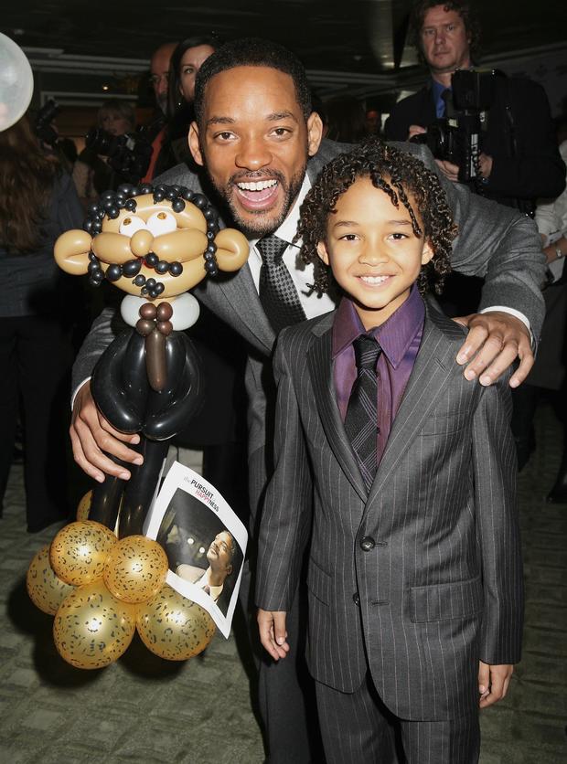 claire-greenway-actor-will-smith-and-his-son-jaden-pose-with-a-balloon.jpg 