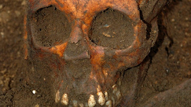 120315-Britain_Bed_Burial-AP120315039558.jpg 