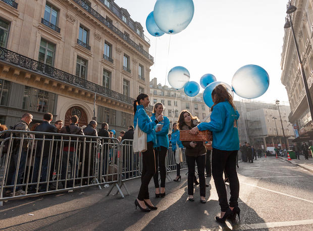 Balloon-toting women advertised <a href="http://www.lekiosque.fr/">LeKiosque</a>, a company that sells digital magazines and newspapers, to French iPad customers. 