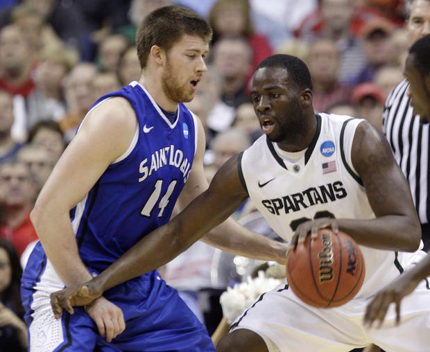 Draymond Green posts up against Brian Conklin 