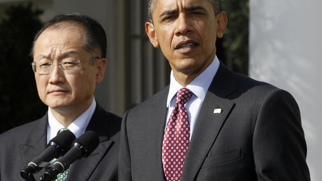 Barack Obama stands with Jim Yong Kim 