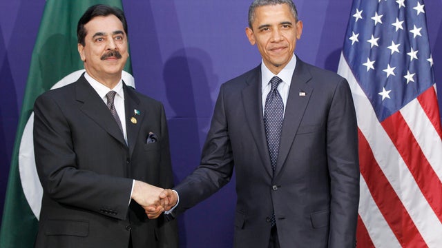 Gilani and Obama shake hands at Nuclear Security Summit 