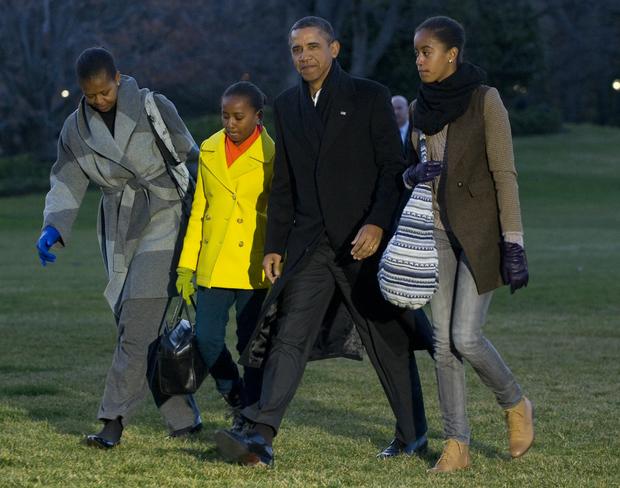 saul-loeb-us-president-barack-obama-walks-alongside-first-lady-michelle-obama-l-and-daughters-sasha-2nd-l-and-malia.jpg 