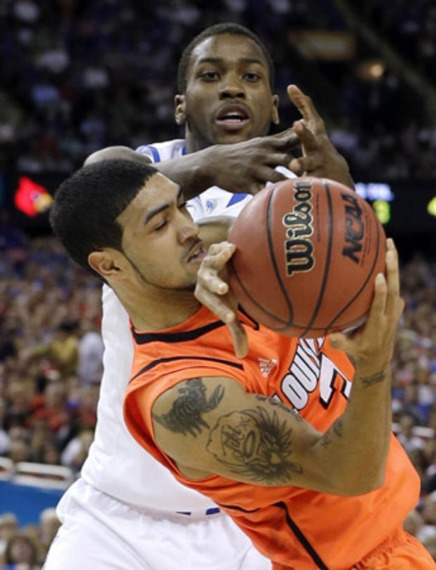 Peyton Siva fights for a loose ball with Kentucky's Michael Kidd-Gilchrist  