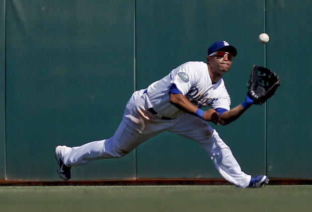 Jerry Hairston Jr. makes a diving catch  