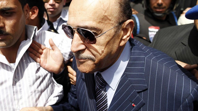 Former Egyptian intelligence chief Omar Suleiman enters the presidential election committee building in Cairo April 7, 2012, to register his name for the upcoming presidential elections on May 23-24. 