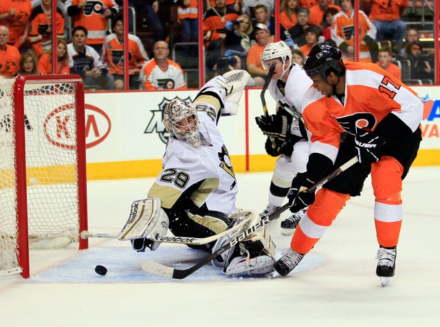 Wayne Simmonds puts the puck past the reach 