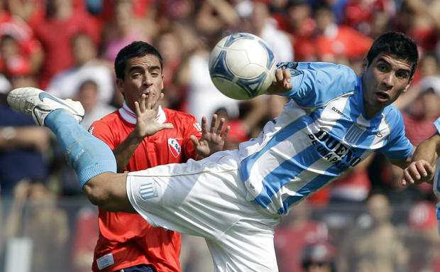 Gabriel Gustavo Valles fights for the ball  
