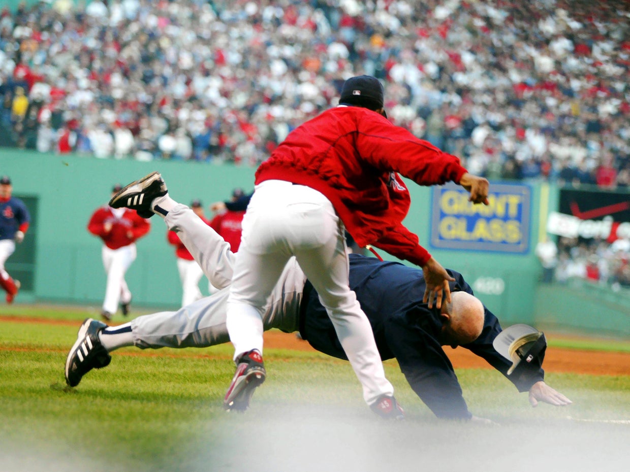 Pedro Martinez throws Don Zimmer to the ground 