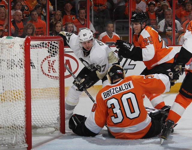 Ilya Bryzgalov stops Sidney Crosby 
