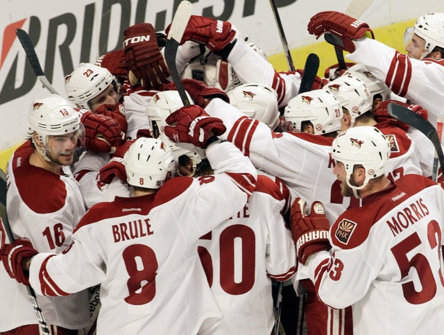 Mike Smith celebrates with teammates  