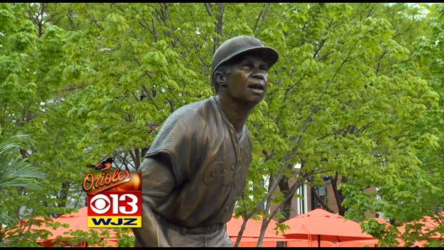 Orioles unveil statue of Frank Robinson