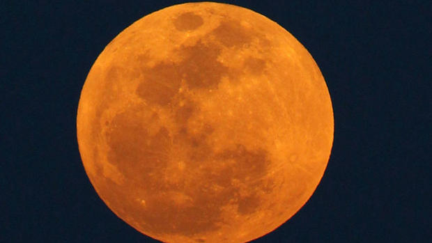 What does a supermoon look like?  
