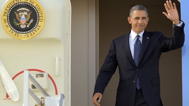 President Barack Obama waves as he arrives at Los Angeles International Airport Thursday ahead of fundraiser at home of George Clooney 