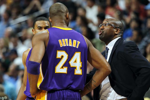 Mike Brown makes a point to his guards Ramon Sessions, back left, and Kobe Bryant  