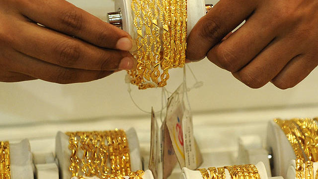 gold-jewelry.jpg 