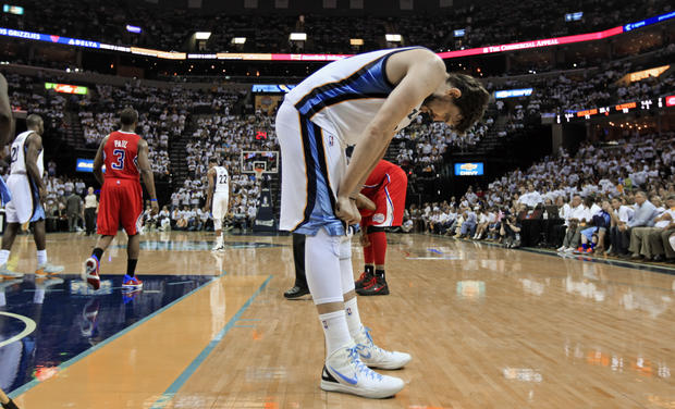 Marc Gasol pauses on the court after the Grizzlies turned the ball over 