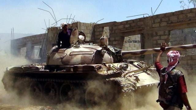 A Yemeni army tank is seen as Yemeni soldiers with the support of local tribes fight against militant supporters of al Qaeda in town of Loder, Yemen, April 25, 2012. 