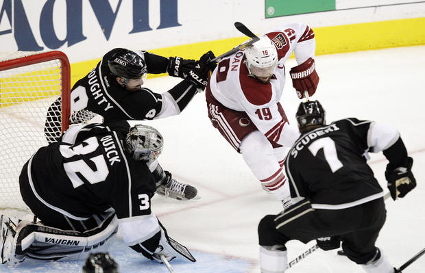 Shane Doan  tries to score as he is defended 