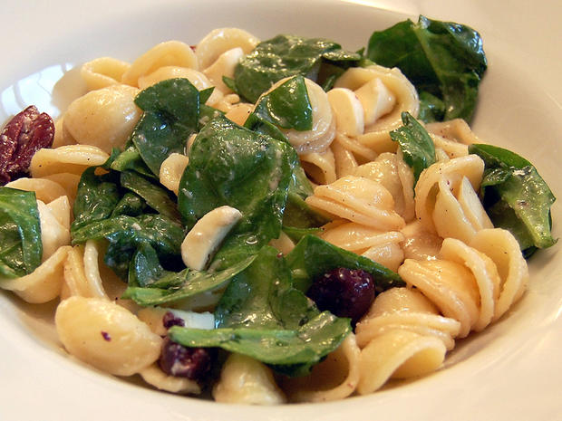 pasta salad with spinach and olives 