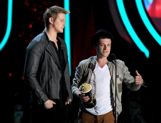 kevin-winter-actors-alexander-ludwig-l-and-josh-hutcherson-accept-the-best-fight-award.jpg 