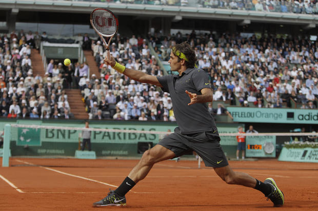 Roger Federer returns in his semi final match against Novak Djokovic 
