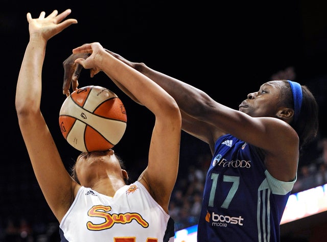 Essence Carson fouls Chay Shegog 