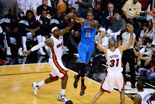 Kevin Durant passes the ball 