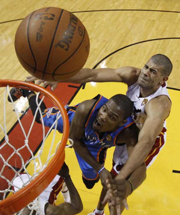 Kevin Durant shoots against Miami Heat 