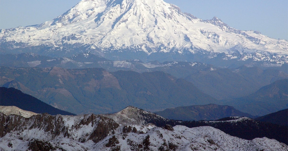 Mount Rainer rock fall: climber killed, 2 others hurt - CBS News