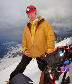 Mt. Rainier ranger dies while rescuing climbers - CBS News
