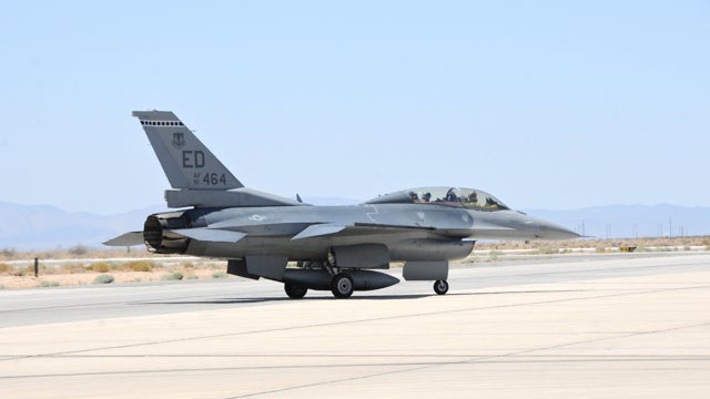 F-16_taxiing_in.jpg 