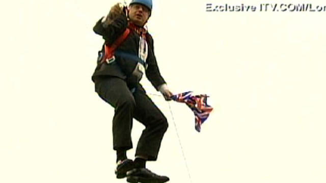 London Mayor gets stuck on a zip wire 