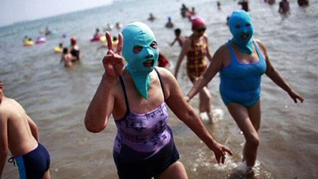 "Facekinis" make a splash at China beaches 